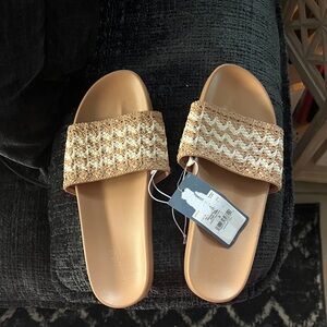 Universal Thread Tan and Cream Slide Sandals size 8 never worn
